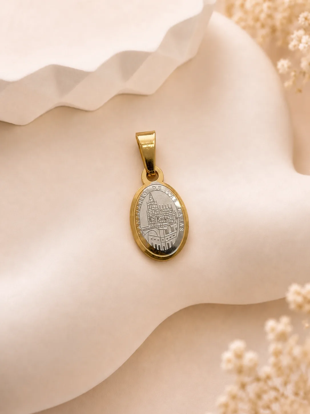 Dije Virgen de Las Lajas y Santuario Bicolor (11.60 mm) — imagen 1